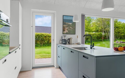 Elso - 600M to the Fjord: Küche, Countertop, Interior Design, Flooring, Armatur, Möbel, Zuhause, Küchengerät, Zapfhahn, Cabinetry