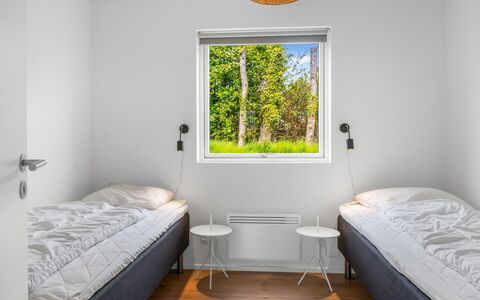 Elso - 600M to the Fjord: Holz, Schlafzimmer, Bettrahmen, Bedding, Bett, Bettdecke, Holzbeize, Daylighting, Planke, Matratze