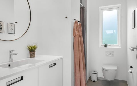 Elso - 600M to the Fjord: Interior Design, Wand, Armatur, Flooring, Fussboden, Badezimmer, Badezimmerschrank, Sinken, Bad Sink, Installation