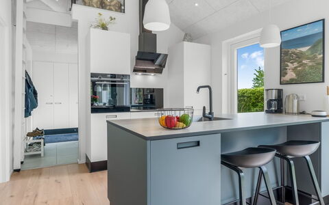 Elso - 600M to the Fjord: Küche, Countertop, Möbel, Küchengerät, Interior Design, Flooring, Cabinetry, Major Appliance, Fussboden, Decke