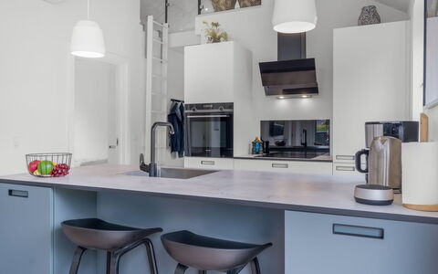 Elso - 600M to the Fjord: Küche, Küchengerät, Countertop, Möbel, Interior Design, Cabinetry, Light Fixture, Flooring, Haushaltsgerät, Decke