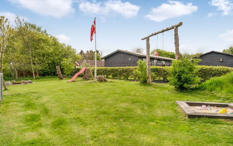 Elso - 600M to the Fjord: Gras, Garten, Grundstueck, Rasen, Hinterhof, Landscaping, Hütte, Schatten, Garten, Bauernhaus