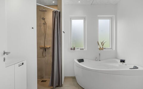 Elso - 600M to the Fjord: Armatur, Flooring, Badezimmer, Interior Design, Fussboden, Sinken, Zapfhahn, Installation, Decke, Badewanne