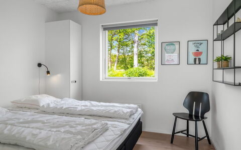 Elso - 600M to the Fjord: Schlafzimmer, Bett, Wand, Interior Design, Holz, Bedding, Bettdecke, Decke, Fussboden, Bettrahmen