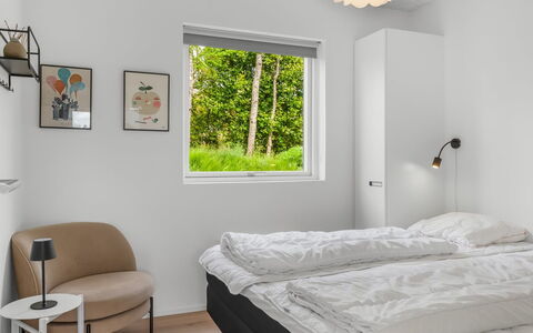 Elso - 600M to the Fjord: Interior Design, Bett, Schlafzimmer, Wand, Holz, Möbel, Decke, Bedding, Bettdecke, Fussboden