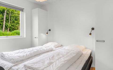 Elso - 600M to the Fjord: Schlafzimmer, Bett, Wand, Interior Design, Decke, Bedding, Bettdecke, Beleuchtung, Zimmer, Bettrahmen