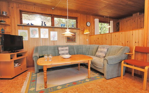Neven - 900M from the Sea: Möbel, Flooring, Interior Design, Holz, Fussboden, Decke, Zimmer, Couch, Wohnzimmer, Holzbeize