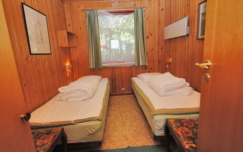 Neven - 900M from the Sea: Möbel, Bett, Schlafzimmer, Holz, Fussboden, Flooring, Bettdecke, Interior Design, Bedding, Zimmer