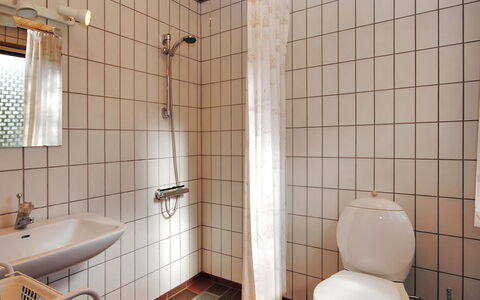 Neven - 900M from the Sea: Badezimmer, Armatur, Bad Sink, Wand, Toilleten Sitz, Sinken, Flooring, Fussboden, Toilette, Interior Design