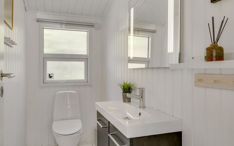 Eroll - 1.8Km from the Sea: Wand, Armatur, Flooring, Holz, Interior Design, Fussboden, Badezimmer, Sinken, Decke, Zapfhahn