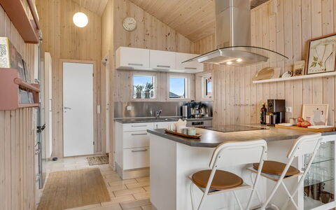 Tecumseh - 150M from the Sea: Küche, Interior Design, Countertop, Holz, Küchengerät, Möbel, Decke, Flooring, Light Fixture, Zimmer
