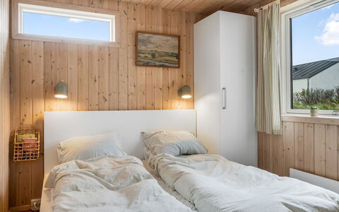 Tecumseh - 150M from the Sea: Holz, Schlafzimmer, Flooring, Fussboden, Bett, Interior Design, Decke, Bettdecke, Bedding, Zuhause