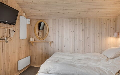 Tecumseh - 150M from the Sea: Bett, Schlafzimmer, Bettdecke, Bedding, Holz, Interior Design, Fussboden, Flooring, Decke, Möbel