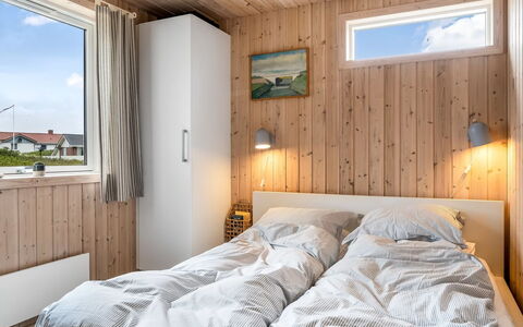 Tecumseh - 150M from the Sea: Holz, Schlafzimmer, Interior Design, Decke, Bett, Fussboden, Flooring, Zuhause, Holzbeize, Bedding