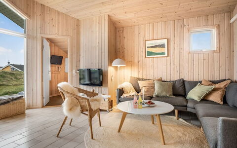 Tecumseh - 150M from the Sea: Möbel, Interior Design, Flooring, Holz, Fussboden, Decke, Holzboden, Stuhl, Tabelle, Beleuchtung