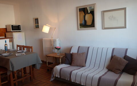 Les Voiliers: Zimmer, Möbel, Eigentum, Wohnzimmer, Interior Design, Fussboden, Wand, Tabelle, Gebäude, Haus