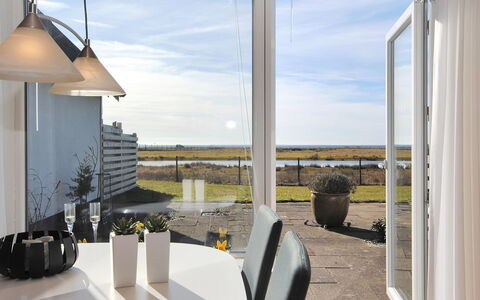Rejhana - 500M to the Fjord: Die Architektur, Zuhause, Fussboden, Möbel, Stuhl, Glas, Schatten, Küche & Esszimmer Tisch, Daylighting, Eco Hotel