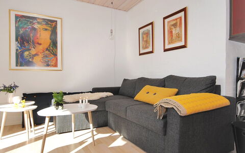 Rejhana - 500M to the Fjord: Möbel, Interior Design, Couch, Flooring, Fussboden, Wand, Holz, Wohnzimmer, Tabelle, Zuhause