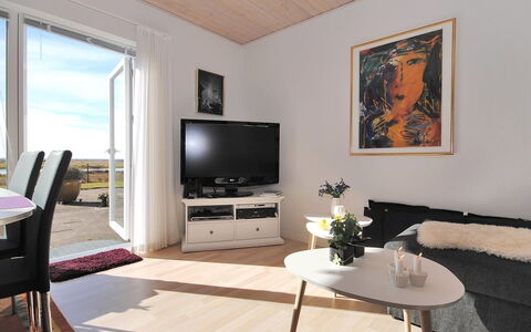 Rejhana - 500M to the Fjord: Möbel, Interior Design, Flooring, Fussboden, Holz, Holzboden, Decke, Zimmer, Wohnzimmer, Tabelle