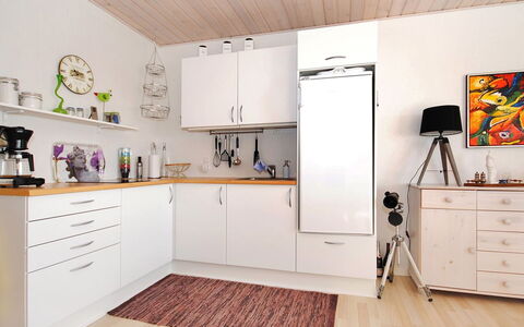 Rejhana - 500M to the Fjord: Flooring, Küche, Holz, Küchengerät, Major Appliance, Cabinetry, Interior Design, Countertop, Fussboden, Möbel