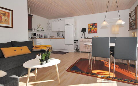 Rejhana - 500M to the Fjord: Möbel, Interior Design, Flooring, Fussboden, Couch, Wand, Holz, Wohnzimmer, Zimmer, Decke
