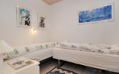 Rejhana - 500M to the Fjord: Möbel, Interior Design, Fussboden, Flooring, Schlafzimmer, Bett, Zimmer, Wohnung, Decke, Bettdecke