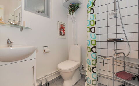 Rejhana - 500M to the Fjord: Badezimmer, Toilleten Sitz, Armatur, Interior Design, Toilette, Flooring, Fussboden, Bad Sink, Sinken, Installation