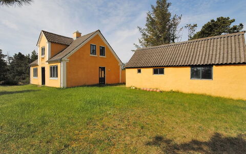 Margrethe - 1.1Km from the Sea: Wohngebiet, Dach, Vorort, Auffahrt, Estate, Kamin