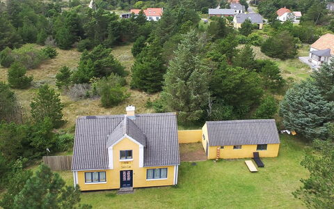 Margrethe - 1.1Km from the Sea: Wohngebiet, Dach, Vorort, Auffahrt, Estate, Kamin