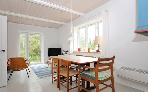 Margrethe - 1.1Km from the Sea: Wohngebiet, Dach, Vorort, Auffahrt, Estate, Kamin