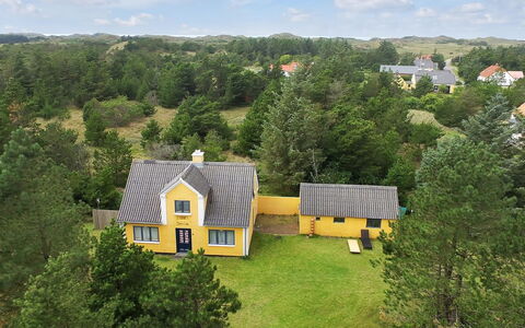 Margrethe - 1.1Km from the Sea: Wohngebiet, Dach, Vorort, Auffahrt, Estate, Kamin