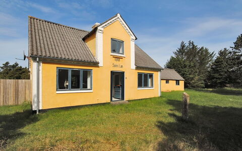 Margrethe - 1.1Km from the Sea: Wohngebiet, Dach, Vorort, Auffahrt, Estate, Kamin