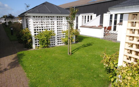 Hermanda - 100M to the Fjord: Wohngebiet, Dach, Haus, Strauch, Zuhause, Garten, Ground, Hütte, Hinterhof, Estate