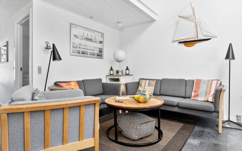 Hermanda - 100M to the Fjord: Möbel, Holz, Interior Design, Flooring, Fussboden, Wohnzimmer, Couch, Zuhause, Stuhl, Zimmer