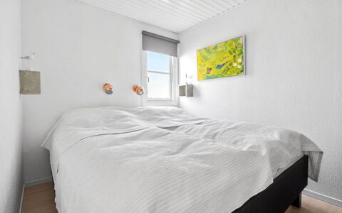 Hermanda - 100M to the Fjord: Wand, Schlafzimmer, Bett, Bettdecke, Bedding, Decke, Fussboden, Flooring, Interior Design, Bettrahmen