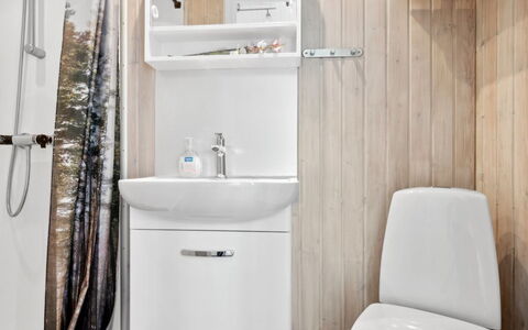 Hermanda - 100M to the Fjord: Badezimmer, Bad Sink, Armatur, Sinken, Flooring, Interior Design, Fussboden, Zapfhahn, Badezimmerschrank, Toilette