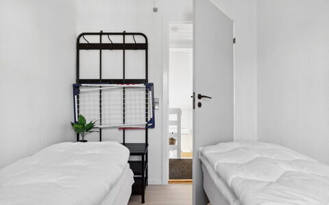 Hermanda - 100M to the Fjord: Schlafzimmer, Interior Design, Fussboden, Flooring, Bett, Etagenbett, Möbel, Bedding, Bettdecke, Bettrahmen