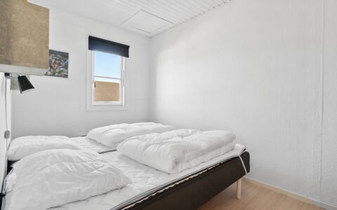 Hermanda - 100M to the Fjord: Wand, Holz, Schlafzimmer, Bett, Fussboden, Bedding, Bettdecke, Flooring, Decke, Bettrahmen