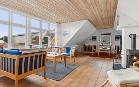 Gertina - 40M to the Fjord: Möbel, Interior Design, Flooring, Holz, Fussboden, Decke, Holzboden, Stuhl, Tabelle, Beleuchtung