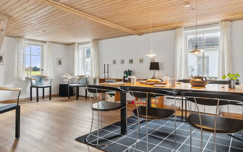 Gertina - 40M to the Fjord: Möbel, Interior Design, Flooring, Holz, Fussboden, Decke, Holzboden, Stuhl, Tabelle, Beleuchtung