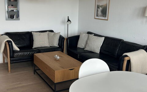 Idunn - 100M to the Fjord: Möbel, Flooring, Interior Design, Fussboden, Couch, Holz, Wohnzimmer, Zimmer, Zuhause, Tabelle