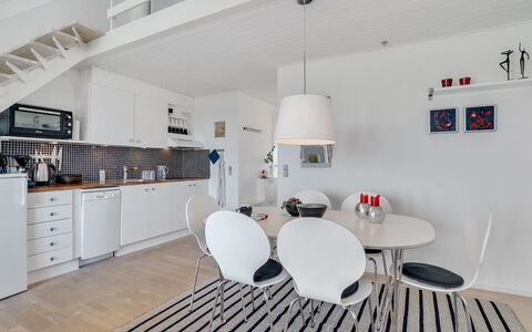Idunn - 100M to the Fjord: Flooring, Möbel, Interior Design, Fussboden, Decke, Wohnung, Zimmer, Stuhl, Wohnzimmer, Küche & Esszimmer Tisch
