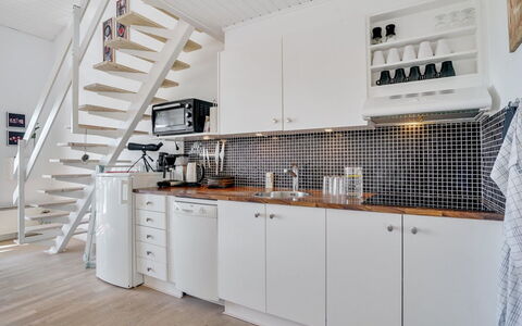Idunn - 100M to the Fjord: Küche, Flooring, Holz, Interior Design, Fussboden, Major Appliance, Küchengerät, Countertop, Decke, Cabinetry