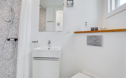 Idunn - 100M to the Fjord: Badezimmer, Armatur, Wand, Interior Design, Toilleten Sitz, Flooring, Toilette, Fussboden, Installation, Zapfhahn
