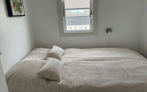 Idunn - 100M to the Fjord: Schlafzimmer, Bett, Bedding, Bettdecke, Linens, Fussboden, Textil, Flooring, Interior Design, Möbel