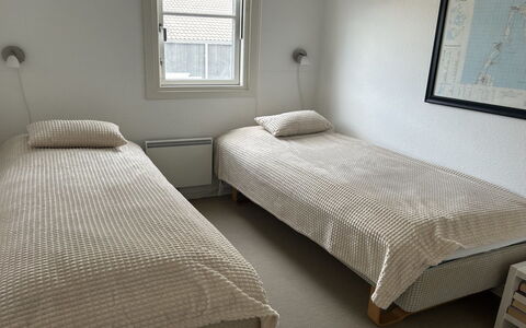 Idunn - 100M to the Fjord: Bett, Schlafzimmer, Bedding, Fussboden, Bettdecke, Wand, Flooring, Holz, Möbel, Linens