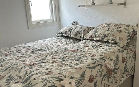 Idunn - 100M to the Fjord: Bett, Schlafzimmer, Bedding, Bettdecke, Möbel, Linens, Interior Design, Textil, Zimmer, Bettrahmen
