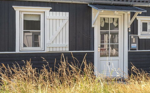 Idunn - 100M to the Fjord: Blau, Strauch, Hütte, Ground, Garten, Estate, Schatten, Landscaping, Bauernhaus, Eco Hotel