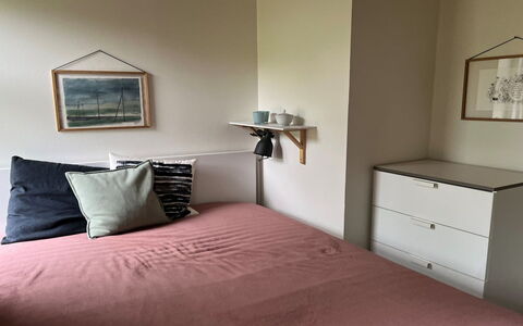 Sebastian - 100M to the Fjord: Möbel, Interior Design, Schlafzimmer, Fussboden, Flooring, Bett, Linens, Zimmer, Bettdecke, Bedding