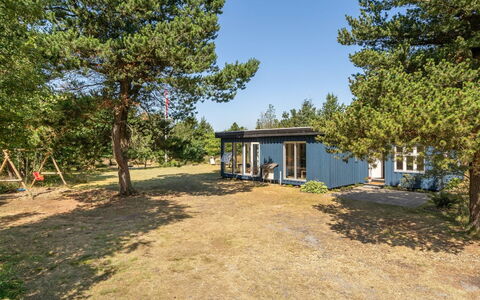 Sebastian - 100M to the Fjord: Möbel, Interior Design, Flooring, Holz, Fussboden, Decke, Holzboden, Stuhl, Tabelle, Beleuchtung